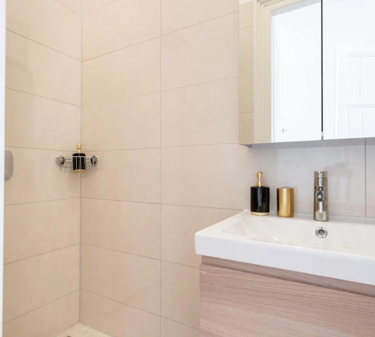 3 Bedroom Classical Apartment With A Modern Touch 2Unit Budapest 0*,  Hungary